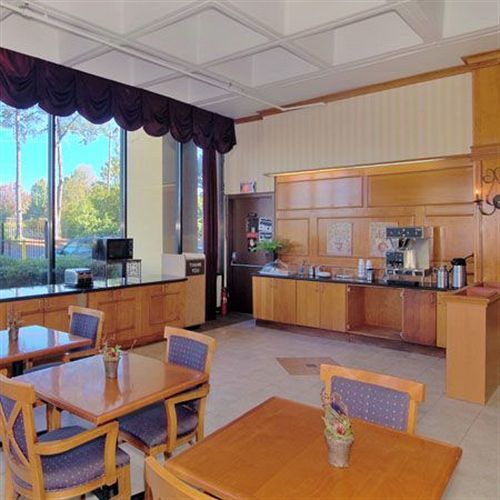 Knights Inn Six Flags Lodge West Restaurant bilde